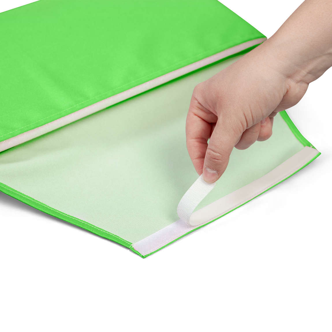 Montage du coussin de nuque sur la chaise chilienne avec bandes scratch