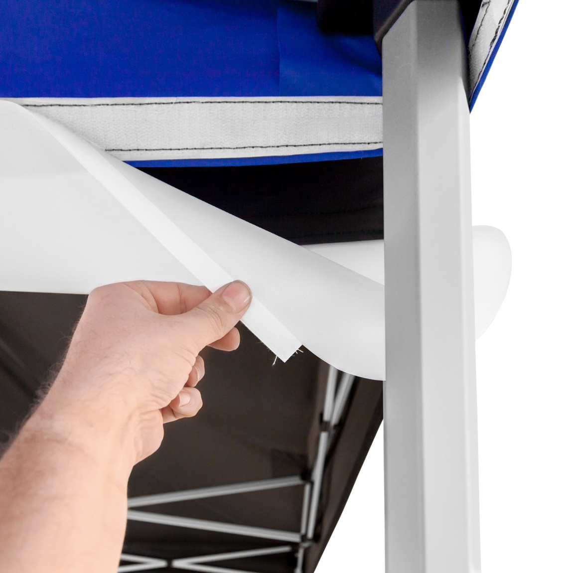 Fixation rapide au volant de tente grâce à des rubans scratch