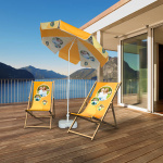 Petit parasol imprimé sur une terrasse avec transats au même design