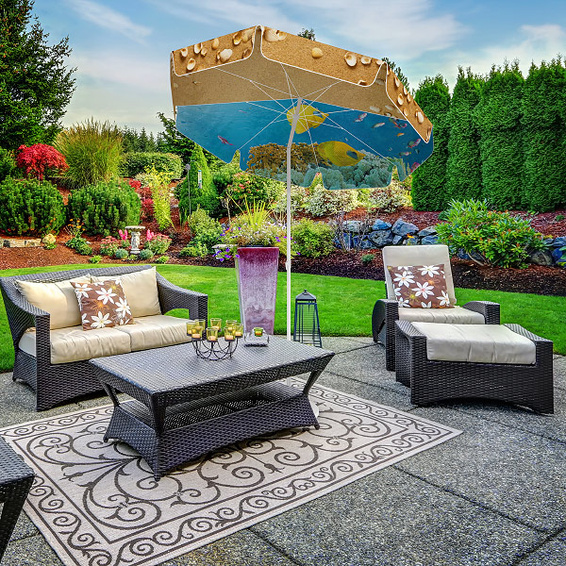 Ombrage avec ce petit parasol à toit imprimé en 2 sections