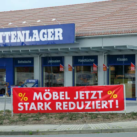 Bandeau tendu au format horizontal avec publicité promotionnelle  