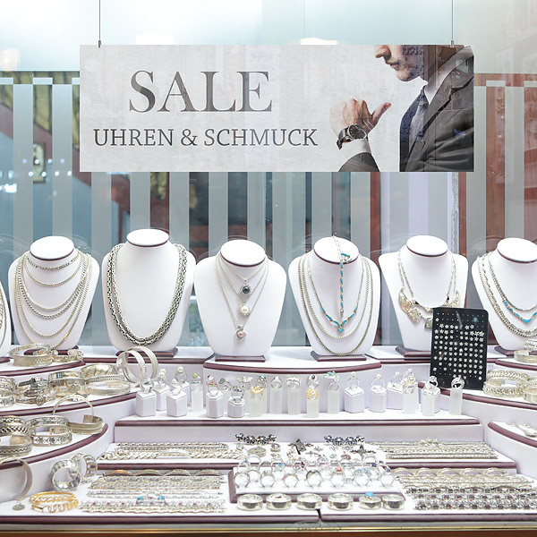 Panneau alu brossé, suspendu dans une vitrine de bijoutier