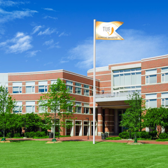 Drapeau à queue d'aronde comme publicité personnelle en extérieur