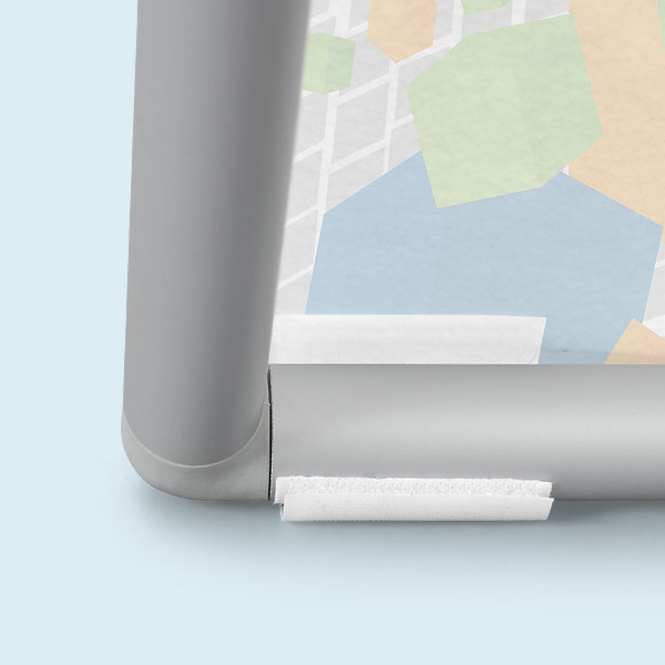 Werbebande, Detail: Befestigung des Druckteils mittels Klettband am System