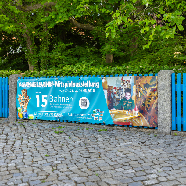 Bannière publicitaire résistante aux intempéries - idéale pour promouvoir des événements et des expositions