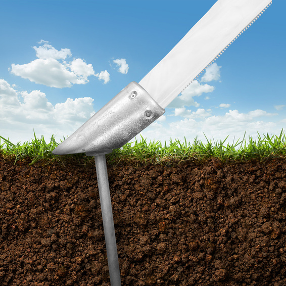 Füße (am Dach): sicherer Halt auf weichen Böden durch extra starke Erdnägel