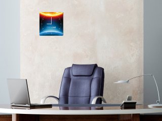 Horloge murale carrée avec logo d’entreprise dans un bureau